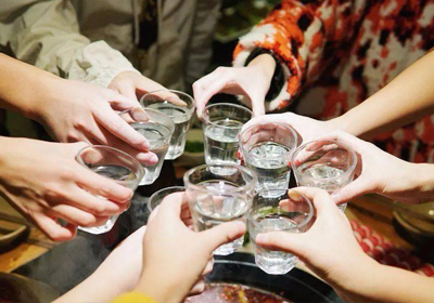 白酒優劣怎么看？瀘旗酒業教你三招學會挑好酒